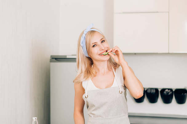 Young woman cooking in the kitchen - Fotoğraf, Görsel