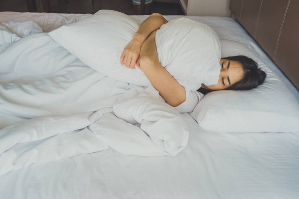 Uyanmak sonra yatakta uzanan kadın, arka görünüm. Kadın sittin - Fotoğraf, Görsel