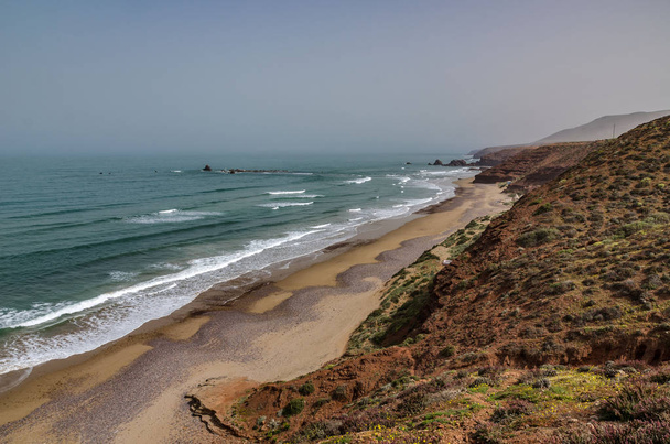 Tavasz, Afrika, Marokkó, a nyugati parton, az óceán partján, a hullámok jönnek partra - Fotó, kép