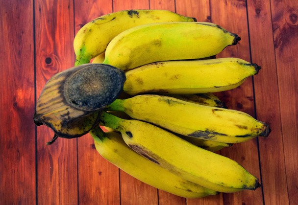 Plátanos: plátanos frescos, plátanos amarillos maduros con un fondo de madera
 - Foto, Imagen