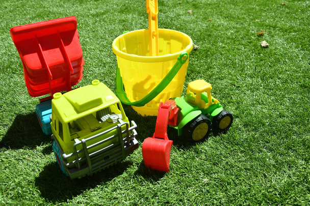 Zahradní hračky na trávě - Fotografie, Obrázek