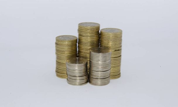 Κέρματα σε λευκό φόντο. Κέρματα Καζακστάν τένγκε σε λευκό φόντο. Λεφτά από το Καζακστάν. Κέρματα του τένγκε. - Φωτογραφία, εικόνα
