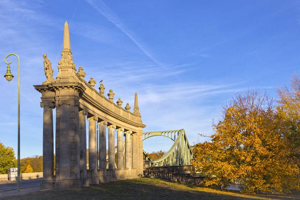 Vista al famoso puente de Glienicke, Potsdam, en otoño
 - Foto, imagen