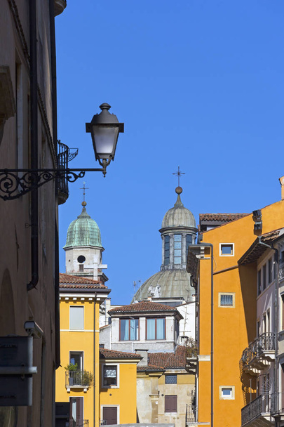 Частини міста Віченца. Віченца є космополітичним містом в Італії - Фото, зображення