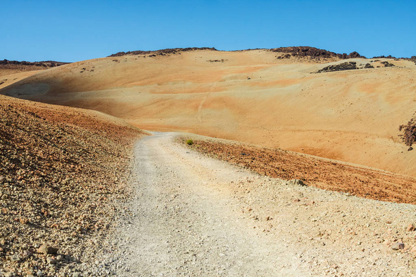 túraútvonal a csúcsra a homokos Montana Blanca irányába  - Fotó, kép