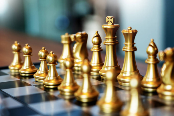 Деловой человек передвигает шахматы для деловой конкуренции и команды
 - Фото, изображение