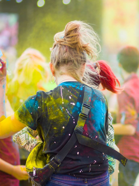 Festival de cores. Pessoas cobertas com pó colorido. Festival de cor holi. Celebrantes dançando durante a cor Holi Festival
 - Foto, Imagem