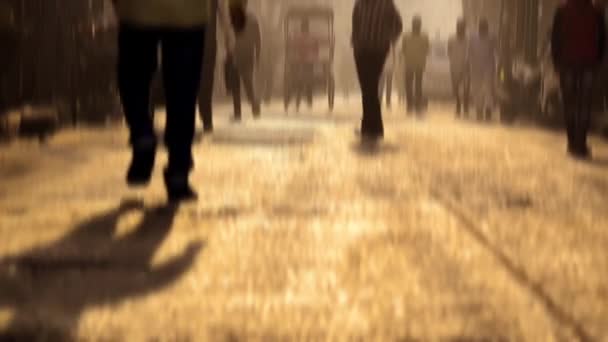 Anonimowy tłum waling na ruchliwej ulicy w mieście w mglisty zimowy letni poranek Delhi Chandni Chowk India  - Materiał filmowy, wideo