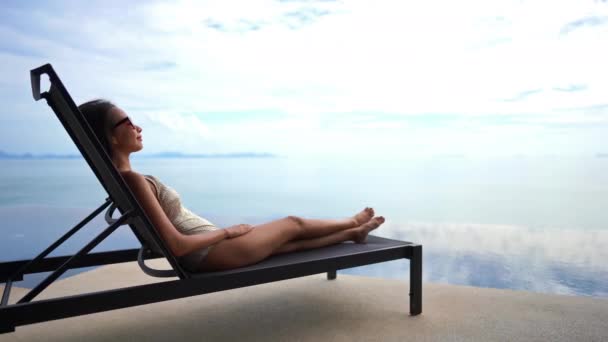 Yaz tatili sırasında havuzda dinlenen Asyalı kadının görüntüleri - Video, Çekim