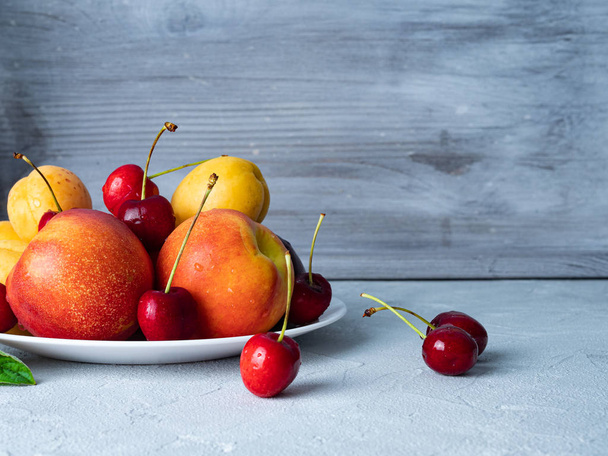 Beautiful ripe fruit on a white plate. - Foto, afbeelding
