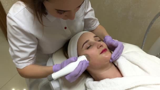 Жінка отримує апаратний масаж LPG в клініці краси. Професійний косметолог працює
 - Кадри, відео