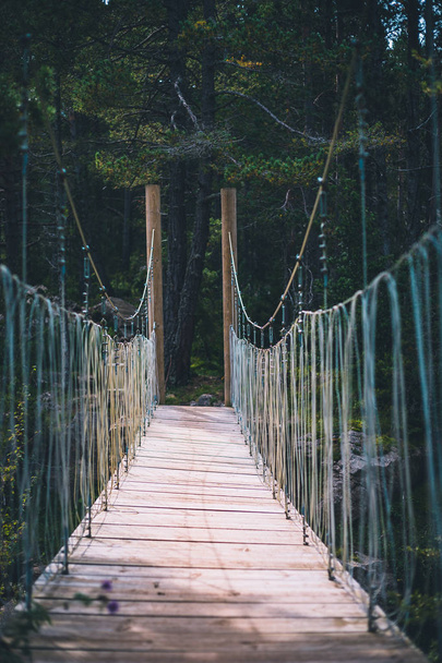 Puente de cuerdas sobre la perspectiva de un pequeño río en España
 - Foto, imagen