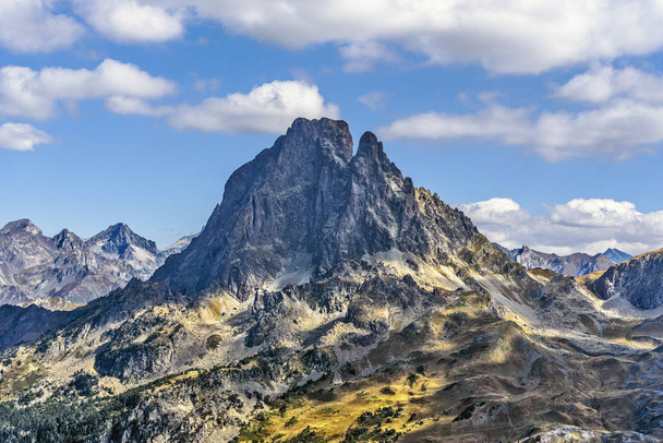 Western side of the Famous Pyrenean peak Midi Ossau as seen from - Foto, afbeelding