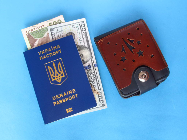100 dolarlık Amerikan cüzdanı ve mavi arka plan pasaportu - Fotoğraf, Görsel
