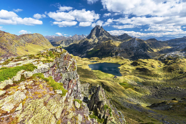 Jezioro Gentau i słynny szczyt pirenejski Midi Ossau widziany z - Zdjęcie, obraz