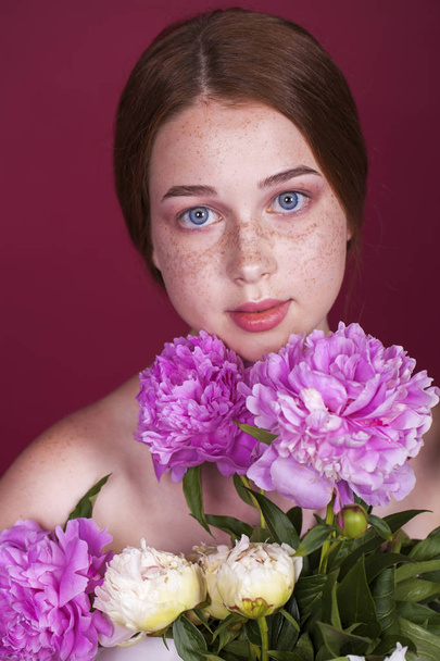 Portrait close up of young beautiful girl - Fotografie, Obrázek
