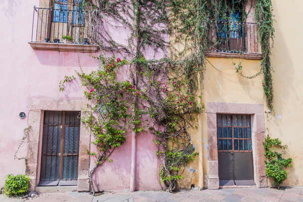 Detalhe de uma antiga casa no centro de Queretaro, México
 - Foto, Imagem