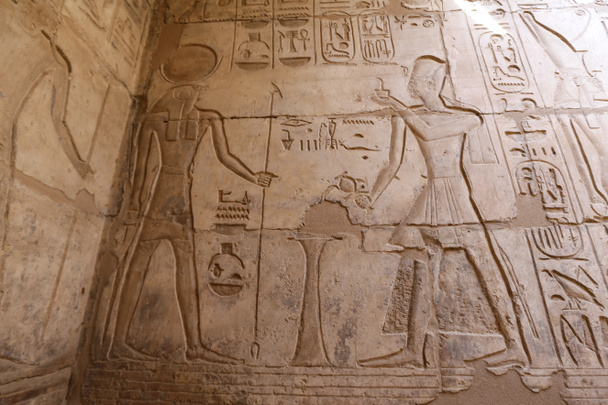 Egyiptomi hieroglifák a Hullaház temploma SETI I, Luxor, Egyiptom - Fotó, kép