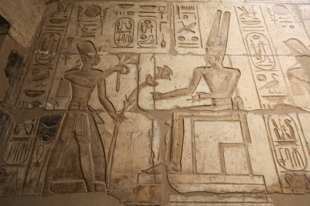 Egipskie hieroglify w świątyni Mortuary w Seti I, Luksor, Egipt - Zdjęcie, obraz