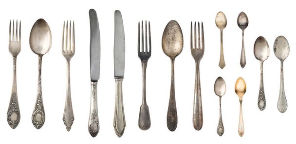 Belle fourchette vintage. cuillères et couteau isolés sur blanc
  - Photo, image