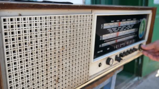 Llamada de radio, buscando emisoras. La vieja radio URSS. La vieja radio vintage se sintoniza girando un dial. Mano de mujer
 - Metraje, vídeo