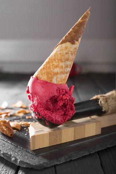 vista close-up de delicioso sorvete com cone de waffle em colher na mesa de madeira
 - Foto, Imagem