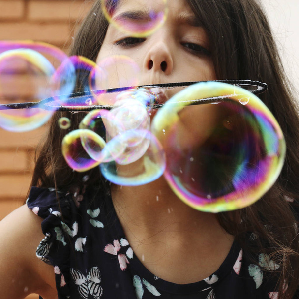 menina bonito com bolhas de sopa
 - Foto, Imagem