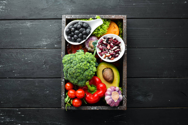 Big Set Biolebensmittel. frisches Gemüse und Obst. Ansicht von oben. Freiraum für Ihren Text. - Foto, Bild