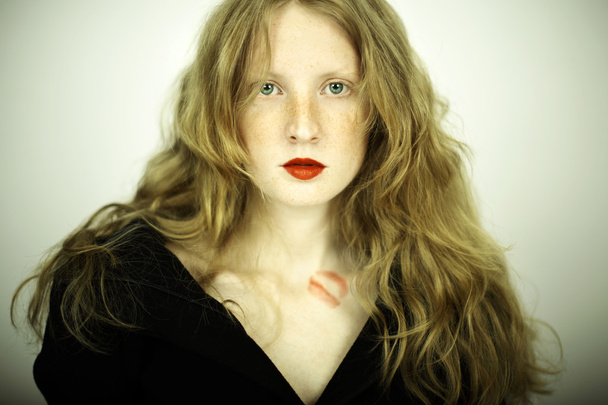 Charming red girl with freckles - Fotografie, Obrázek