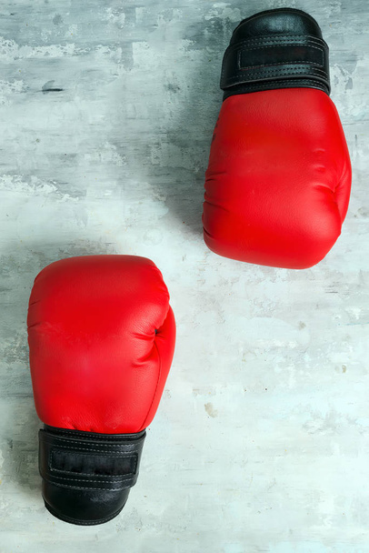 Paire de gants de boxe rouge sur fond gris
, - Photo, image