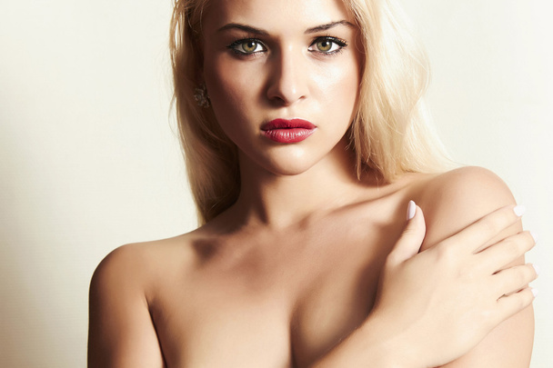 Сексуальна красива блондинка з червоними губами
 - Фото, зображення