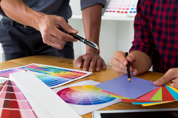 Графические дизайнеры выбирают цвета из образцов цветовых полос для
 - Фото, изображение