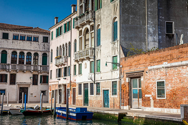 Мальовничі канали прекрасної Венеціанської міста - Фото, зображення
