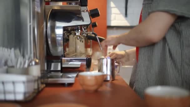 Gros plan du barista professionnel verse le café de la machine à café. L'art. Maîtrise dans la gestion de l'équipement de café et machine à café
 - Séquence, vidéo