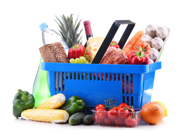 Cesta de compras de plástico con una variedad de productos de comestibles
 - Foto, Imagen