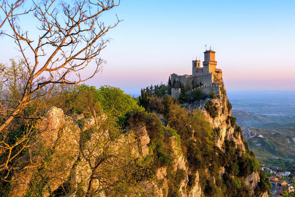 Замок Гуайта, первая башня Сан-Марино
 - Фото, изображение