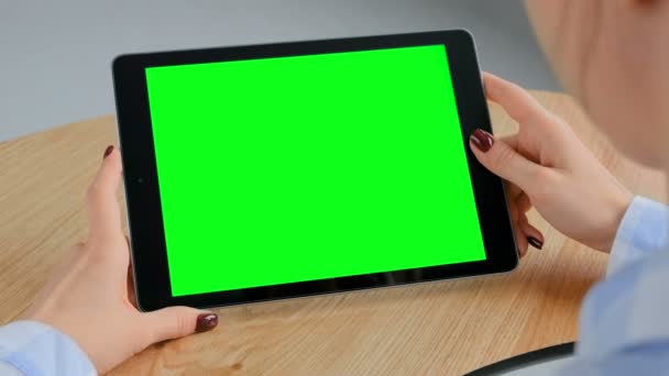 Az asszony kezében üres zöld képernyő a Tablet Computer-chroma kulcsfontosságú koncepció - Felvétel, videó