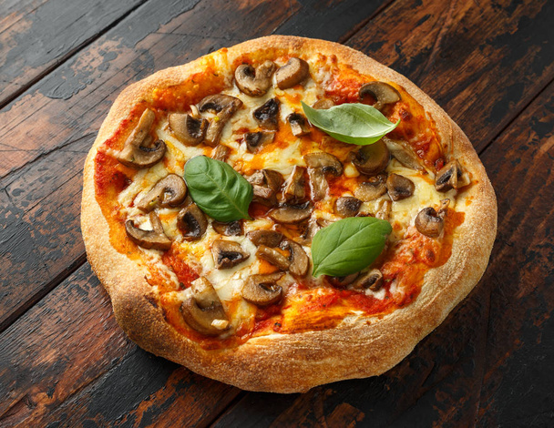 Kuuma sieni Pizza puinen pöytä. Valmiina syömään. kasvisruoka
 - Valokuva, kuva