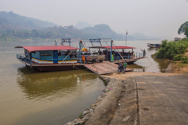 Традиционные длинные лодки на реке Мей в Луанг-Банге, Юго-Восточная Азия, Лаос - Фото, изображение