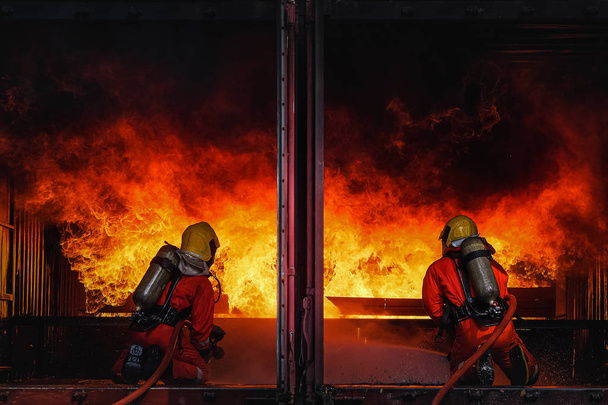 Entrenamiento de bomberos, Práctica de equipo para luchar con fuego en em
 - Foto, imagen