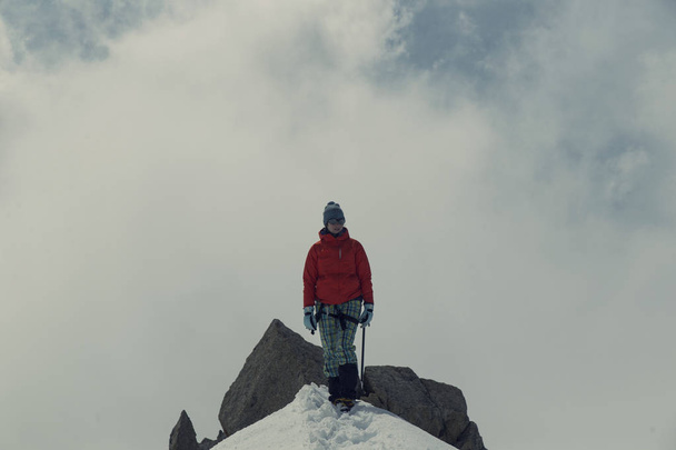 Young woman on ridge of so much snow rises towards the top in th - Foto, Bild