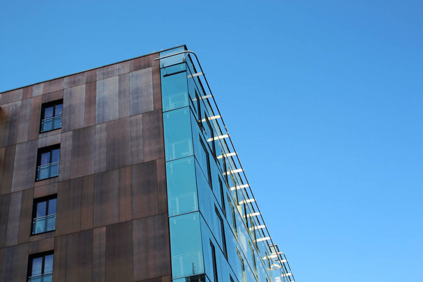 Mavi gökyüzü arka plan üzerinde modern mimari bina köşesi - Fotoğraf, Görsel