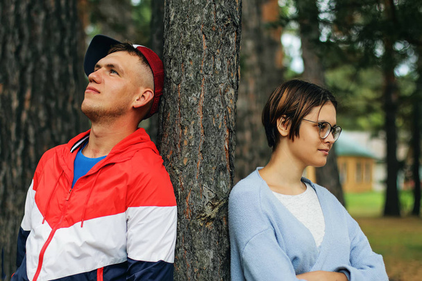 gençlerin bir çift: bir erkek ve bir kız bir ağacın yanında duruyor, tu - Fotoğraf, Görsel