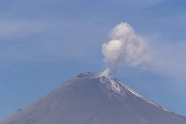 Meksika 'da aktif Popocatepetl volkanı - Fotoğraf, Görsel