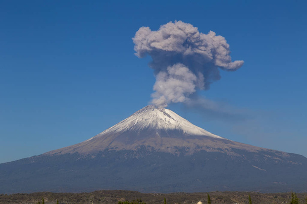 Volcán Popocatepetl activo en México, fumarola - Foto, imagen