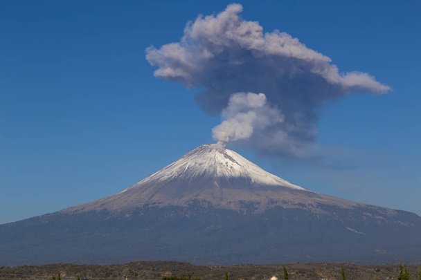 Meksika 'da aktif Popocatepetl volkanı, fümerol - Fotoğraf, Görsel