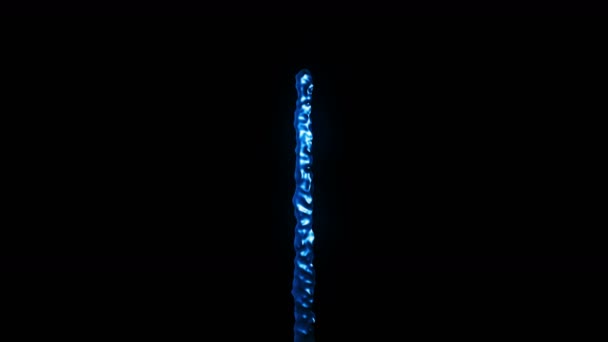 Water druppel Splash in blauw gekleurd. De vorm van vloeistof. Water druppels op zwarte achtergrond. Realistische zuivere druppels. - Video
