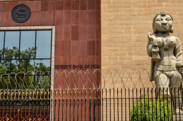 Estátua de um Bisnagar Yakshini & Parkham Yaksha em erigido em frente ao Banco de Reserva da Índia entrada complexa em Deli, Índia - Foto, Imagem