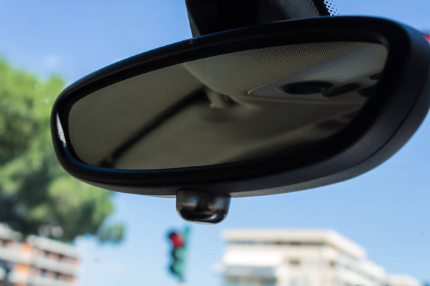 Κάτοπτρο οδηγήσεως αυτοκινήτου κοντινό, θέα από το εσωτερικό του αυτοκινήτου-εικόνα - Φωτογραφία, εικόνα