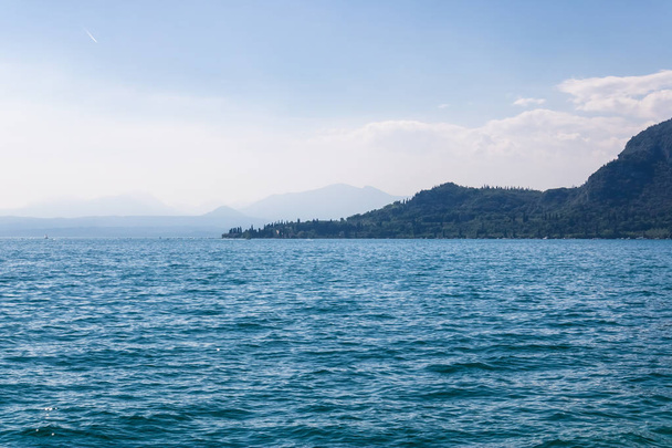 Panorama des von Bergen umgebenen Gardasees, Italien - Bild - Foto, Bild